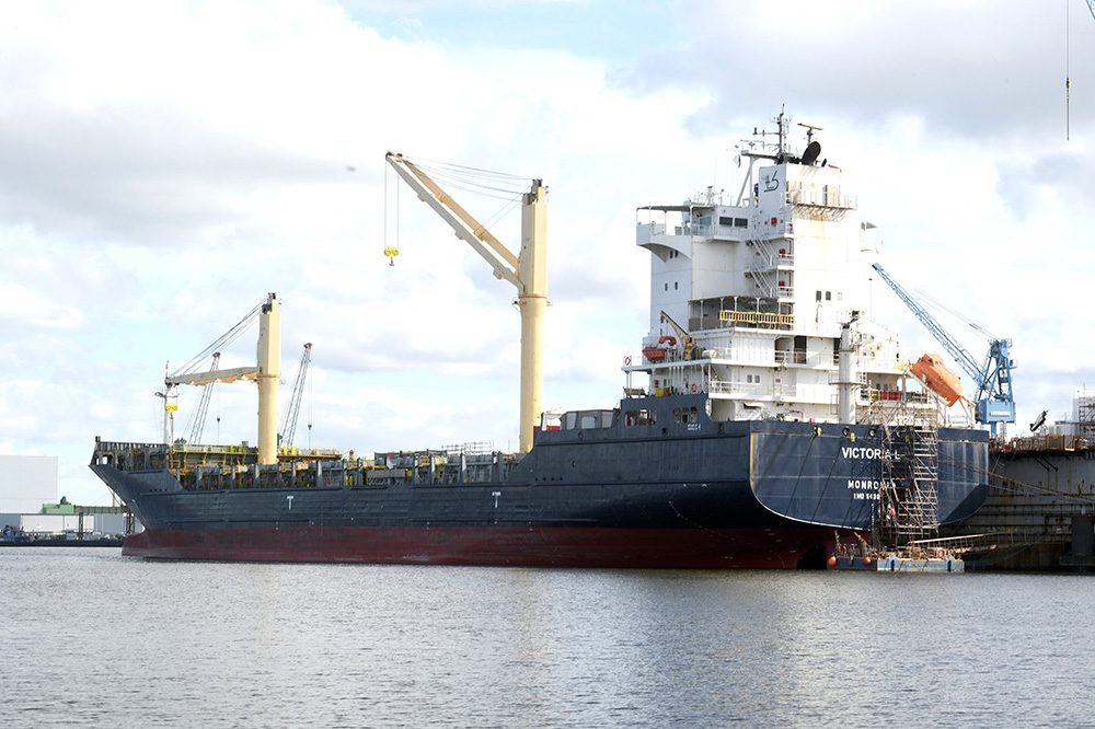 Victoria L bei Bredo in Bremerhaven