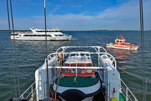 Seenotrettungsboot „Nausikaa“ (r.) und Seenotrettungskreuzer „Nis Randers“ gemeinsam im Einsatz für die festgekommene Fähre „Insel Hiddensee“