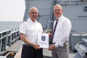 der Inspekteur der Marine, Vizeadmiral Jan Christian Kaack und das Fraunhofer-Institut für Kurzzeitdynamik, Ernst-Mach-Institut (EMI), vertreten durch Herrn Prof. Dr.-Ing. habil. Stefan Hiermaier