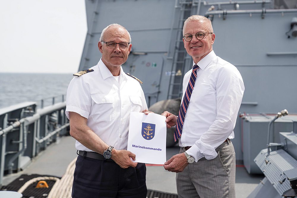 der Inspekteur der Marine, Vizeadmiral Jan Christian Kaack und das Fraunhofer-Institut für Kurzzeitdynamik, Ernst-Mach-Institut (EMI), vertreten durch Herrn Prof. Dr.-Ing. habil. Stefan Hiermaier