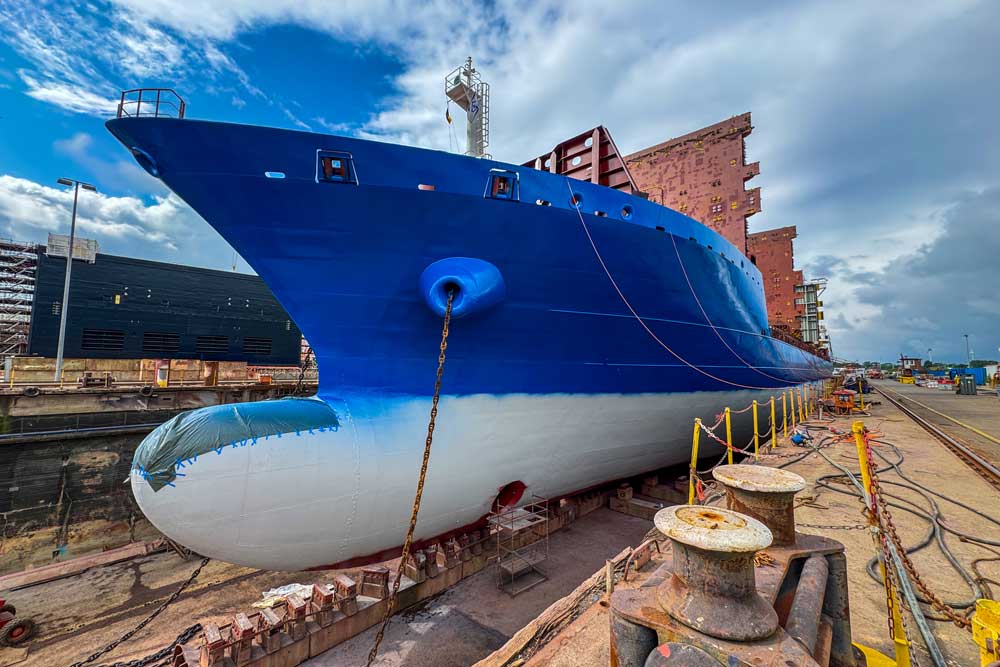 Containerschiff „BG Emerald“ im Dock der EWD