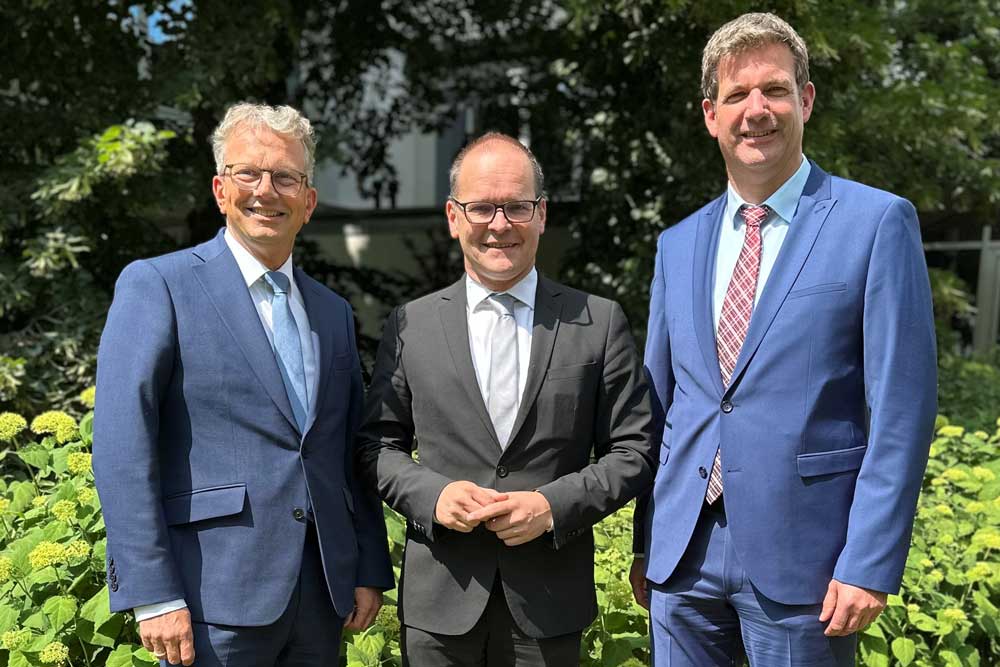 (v.l.): Holger Banik, Sprecher der NPorts-Geschäftsführung; Grant Hendrik Tonne (SPD), niedersächsischer Minister für Wirtschaft, Verkehr und Bauen; Volker Weiß, technischer Geschäftsführer bei NPorts