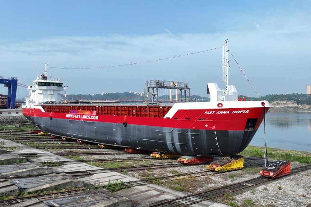 Stapellauf der „Fast Anna Sofia“ auf der Damen-Werft in Yichang, China
