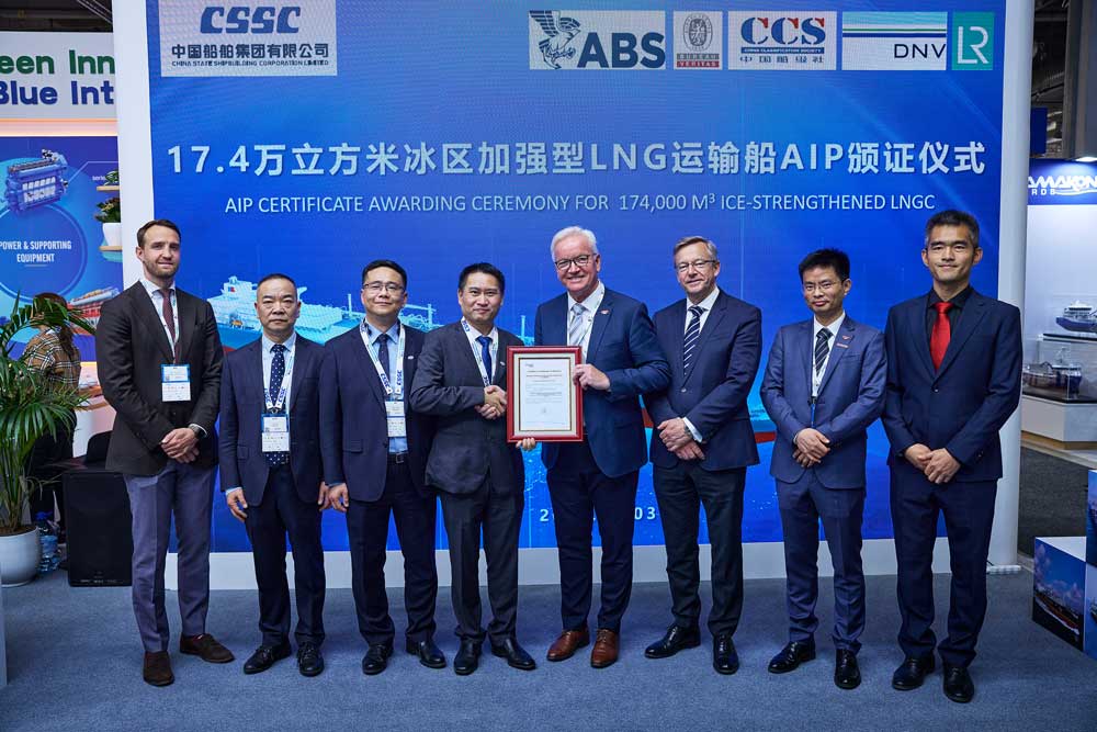 Übergabe des AiP für das neue LNGC-Konzept von Hudong-Zhongua durch DNV