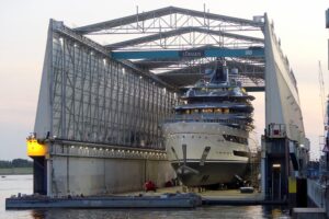 Vorbereitungen für Ausdockung der Megayacht „Deep Blue“ bei Lürssen laufen an