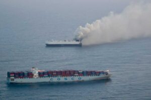 Feuer an Bord der „Morning Midas“ am 3. Juni 2025, im Vordergrund das Containerschiff „Cosco Hellas“