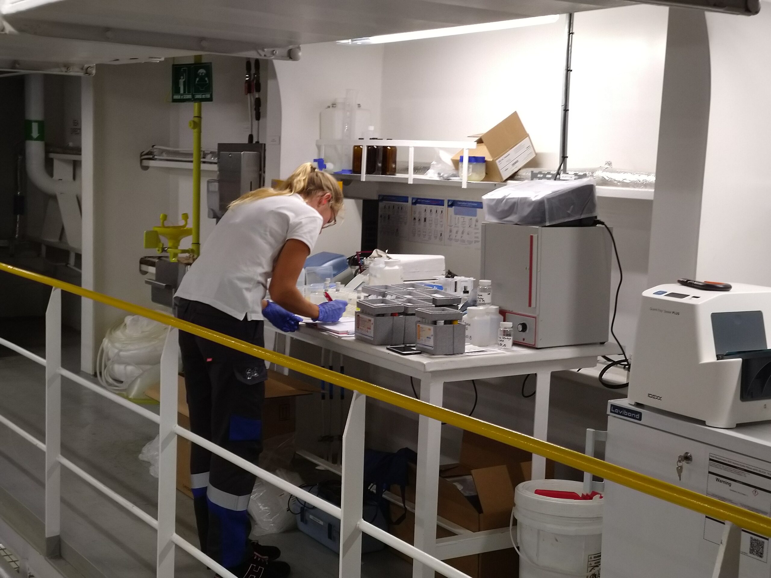 PIA-Experten beproben die Abwasserbehandlungsanlage an Bord eines Kreuzfahrtschiffneubaus um im Auftrag des Herstellers einen Leistungsnachweis gegenüber der Werft zu erbringen. Die Anlage wird inspiziert und die Proben an Bord verarbeitet, zum Teil mit mobiler Laborausrüstung direkt vor Ort untersucht