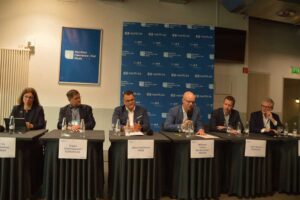 Schleswig-Holsteins Umweltminister Tobias Goldschmidt (Grüne, 3. v. r.) bei einer Pressekonferenz zur Eröffnung der KMCW25 in Kiel
