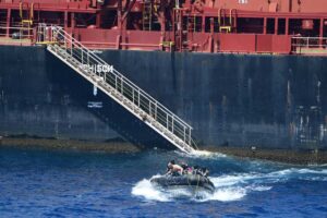 Piraten überfallen ein Schiff im Indischen Ozean vor Somalia