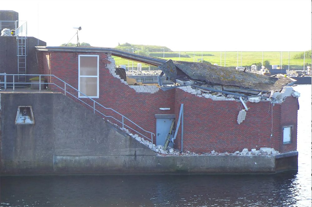 Das stark beschädigte Steuerhaus in Wilhelmshaven nachdem es vom EGV "Berlin" gerammt worden war