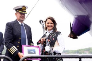 Hroar Skofteby, Kapitän der „Northern Pathfinder“ ("K" Line Energy Shipping UK, links) und Taufpatin Kari Nessa Nordtun, Erziehungsministerin von Norwegen