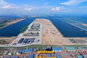 Blick auf den Tuas Port in Singapur