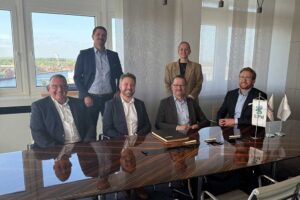 Bildunterschrift von rechts nach links: Constantin Conrad, CEO Leschaco Group Charlotte Palermo, Shareholder Leschaco Group Jukka Hölsä, VP Logistics, UPM Lauri Rikala, Director Global Break Bulk Shipping, UPM Tilo Hoff, General Manager Anker Jan Remmers, Managing Director Anker