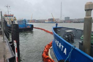 "Costal Legend" mit Ölsperre (l.) und das Bunkerschiff "Herta"