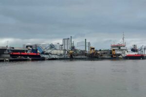 Havariertes Seeschiff im Braker Hafen