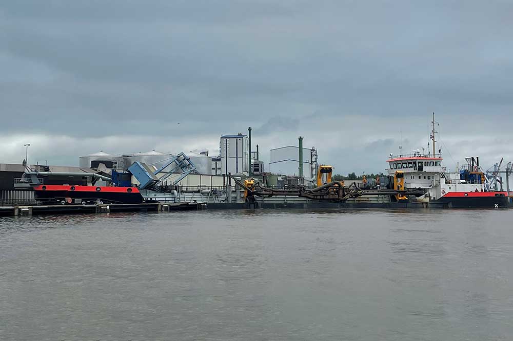 Havariertes Seeschiff im Braker Hafen
