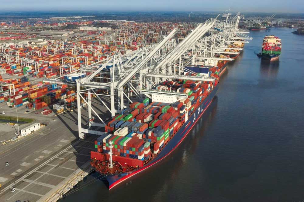 Containerschiff im Hafen von Savannah, Georgia