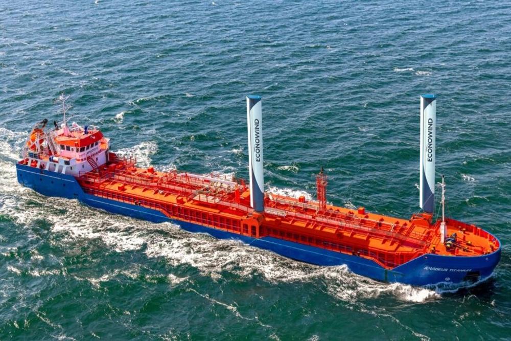 Ein Schiff mit Windsegeln