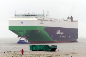 Der Autofrachter ankommend in Bremerhaven