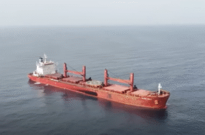 Ein Schiff im Roten Meer, welches von den Huthis gekapert wurde