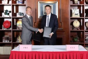 Vertragsunterzeichnung (v.l.): PRS Präsident Grzegorz Pettkeund CCS Präsident Zhao Yan © PRS