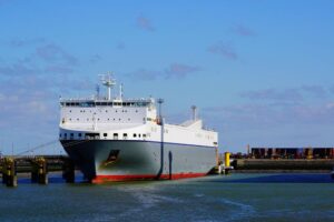 Ein Schiff im Hafen