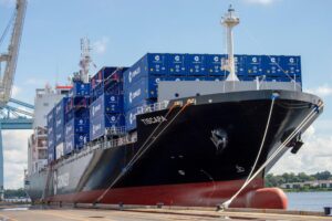 Das neue Containerschiff von Crowley im Hafen