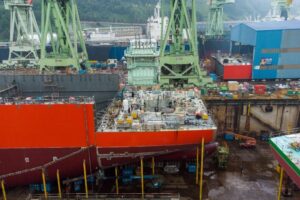 Ein motor der in ein neues Schiff eingebaut wird