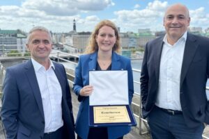 Festakt in der Hapag-Lloyd-Zentrale (v.l.): Uwe Lauber, CEO Everllence; Silke Lehmköster, Managing Director Fleet bei Hapag-Lloyd; und Rolf Habben Jansen, CEO Hapag-Lloyd © Everllence