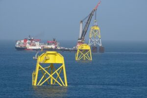 Ein Schiff vor Taiwan, welches Fundamente installiert
