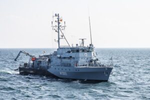 Ein Marineschiff im Wasser