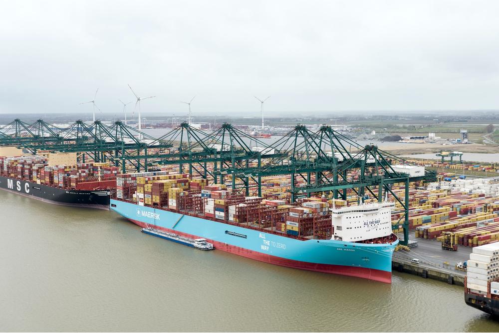 Der Hafen von Antwerpen mit zwei Schiffen