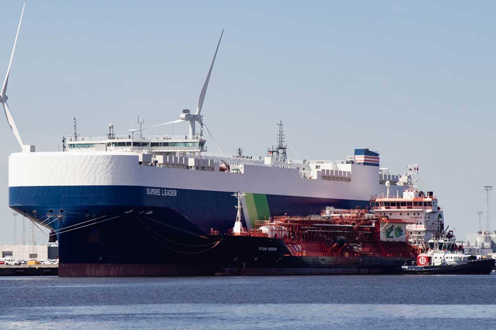 NYK-Autofrachter „Sumire Leader“ bunkert Bio-LNG in Zeebrügge