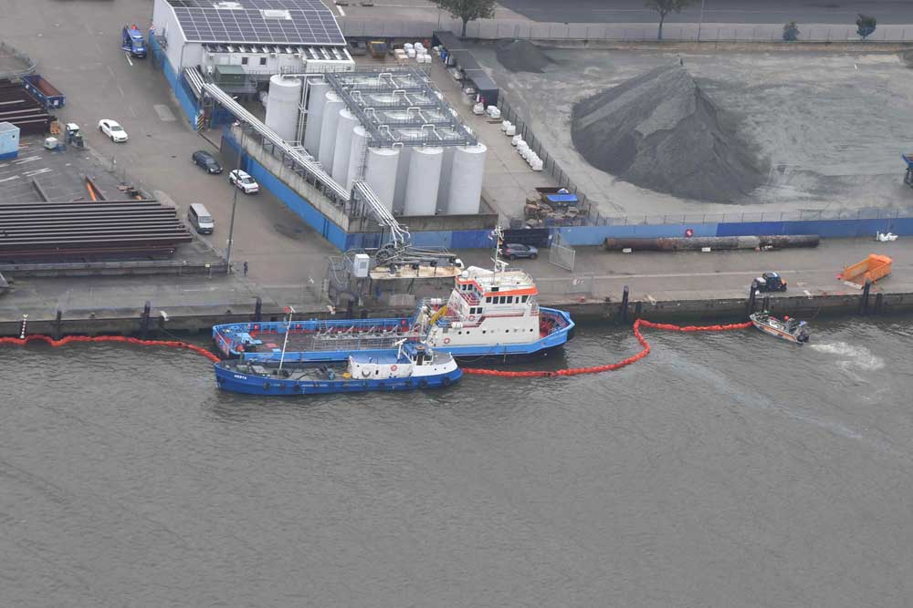 Offshore-Versorgungsschiff „Coastal Legend“ nach Kollision in Cuxhaven