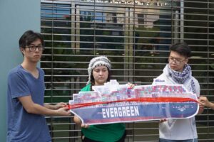 Protest vor dem Firmengebäude von Evergreen in Taipeh