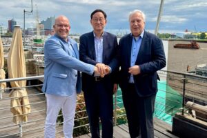 Carsten Löhmer (Loewe Marine), You-Seong Kim (Movena) und Volkmar Wasmansdorff (Movena) kooperieren zusammen mit SGS © Loewe Marine