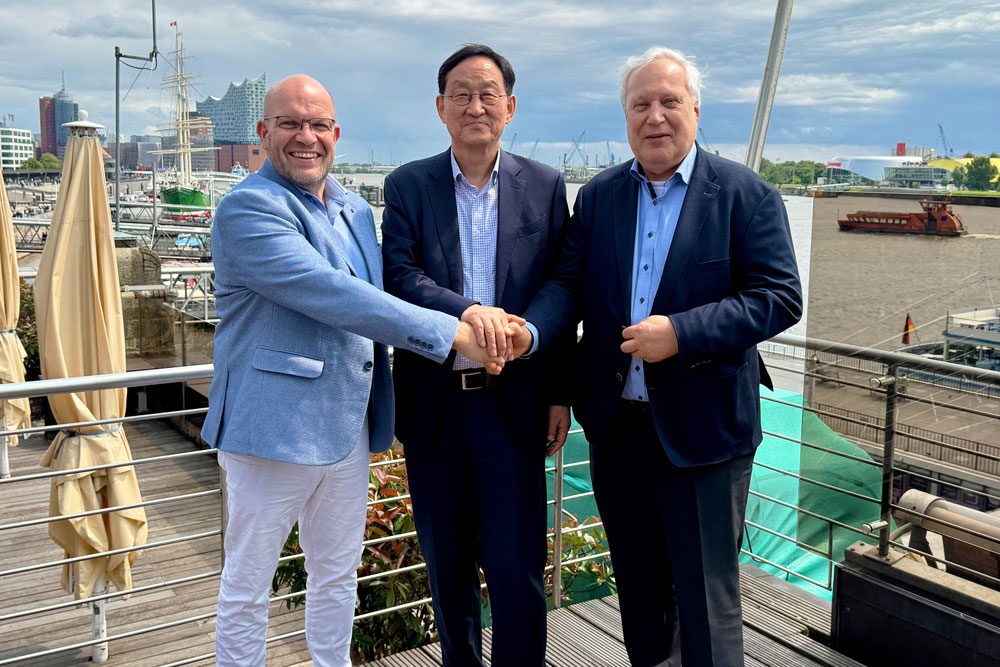 Carsten Löhmer (Loewe Marine), You-Seong Kim (Movena) und Volkmar Wasmansdorff (Movena) kooperieren zusammen mit SGS © Loewe Marine