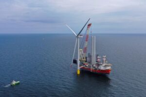 Orlen: Das Installationsschiff "Wind Osprey" stellt die erste Anlage im Offshore-Windpartk "Baltic Power" auf