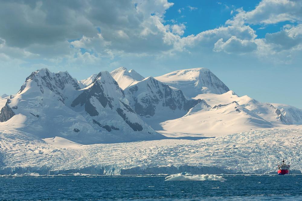 Arktis mit Eisbergen