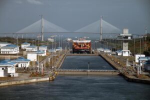 Der Panamakanal mit einen Schiff