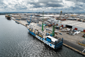 Ein Schwergutschiff im Hafen von Antwerpen