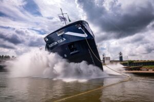 Ein Schiff beim Querstapellauf