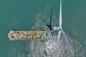 Ein Schiff im Offshore-Windpark