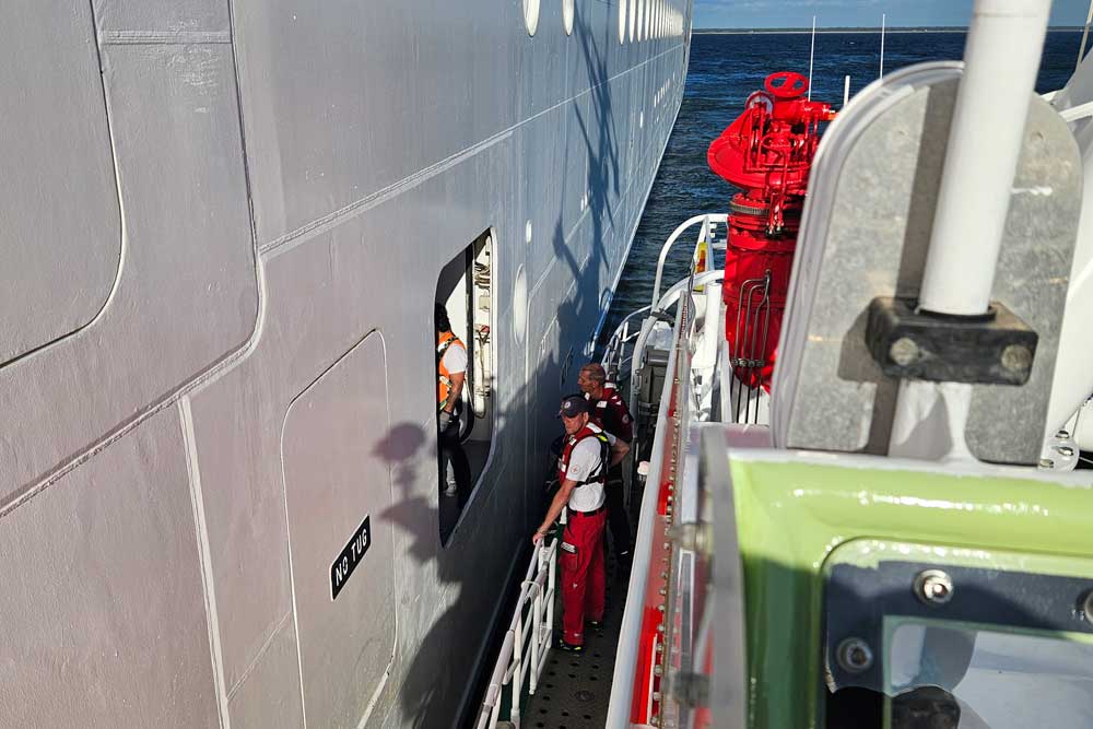 Die Seenotretter übernehmen mit dem Seenotrettungskreuzer BREMEN der DGzRS einen schwer erkrankten Mann vom Kreuzfahrtschiff „Poesia“