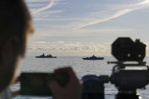 Eine Marinesoldatin der FregatteHamburg beobachtet die dänische Fregatte HDMS Peter Willemoes und schwedische Korvette K34 Nyköping bei der Miscex während der Übung Northern Coasts 2023 im Seegebiet Ostsee, am 15.09.2023.