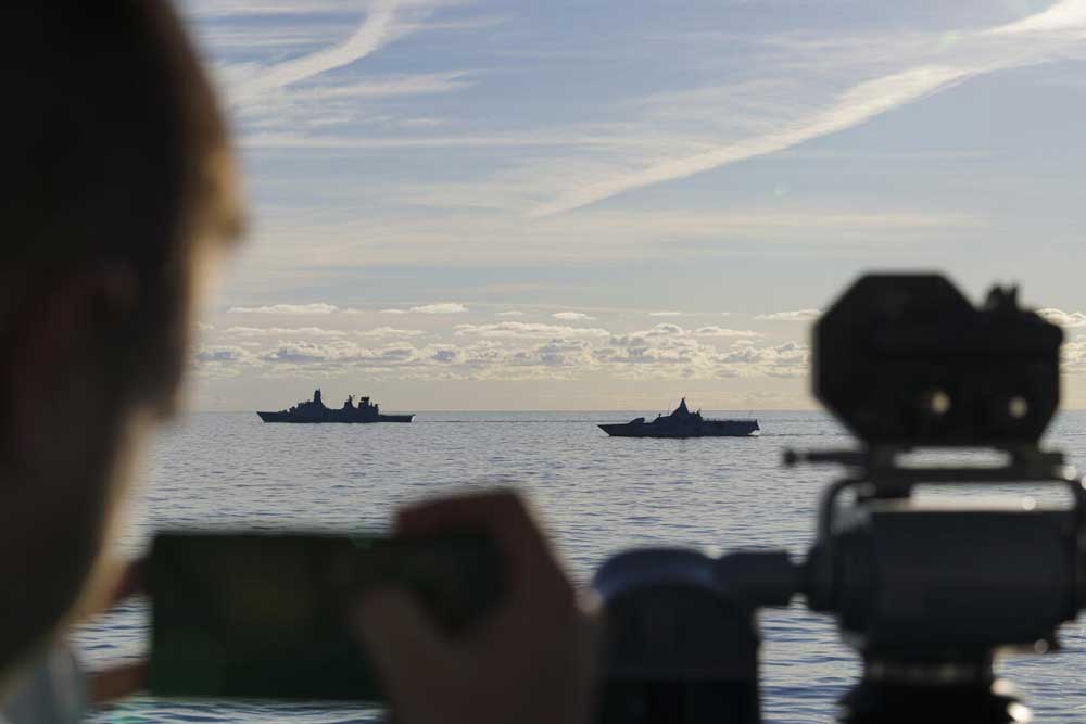 Eine Marinesoldatin der FregatteHamburg beobachtet die dänische Fregatte HDMS Peter Willemoes und schwedische Korvette K34 Nyköping bei der Miscex während der Übung Northern Coasts 2023 im Seegebiet Ostsee, am 15.09.2023.