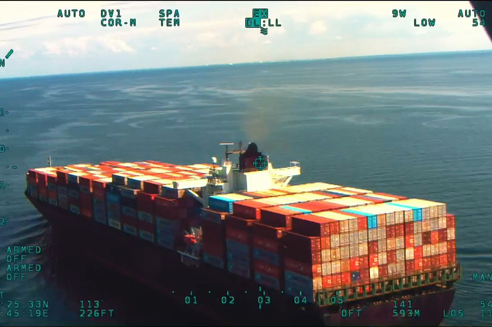 BILD 4: Containerschiff durch die Kamera der Drohne