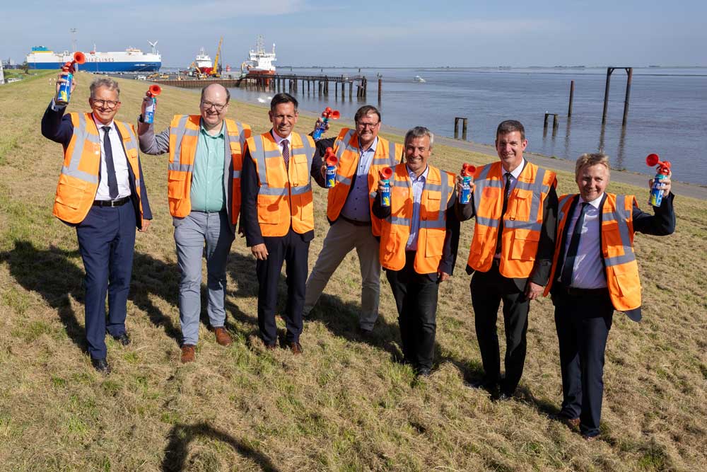 Erster Rammschlag für den Bau des Großschiffsliegeplatz im Hafen Emden. (v.l.) Holger Banik (Geschäftsführer Niedersachsen Ports), Christian Meyer (Niedersächsischer Minister für Umwelt, Energie und Klimaschutz), Olaf Lies (Niedersächsischer Ministerpräsident), Tim Kruithoff (Oberbürgermeister der Stadt Emden), Johann Saathoff (MdB), Volker Weiß (Geschäftsführer Niedersachsen Ports) und Aiko Hollander (Leiter der NPorts-Niederlassung Emden)