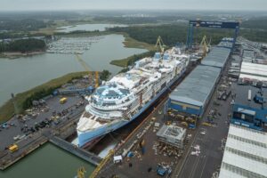 Ein Schiff-Neubau in der Werft in Finnland