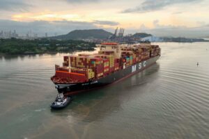 Ein Schiff im Panamakanal